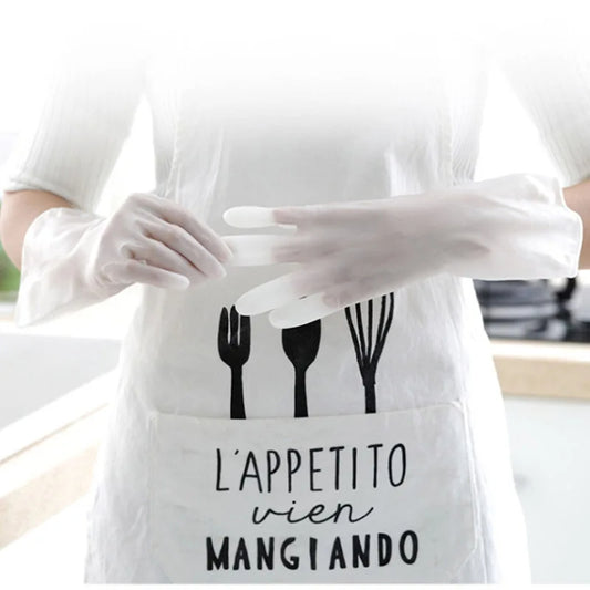 A person wearing a white apron with black text and graphics depicting a fork, knife, and spoon, and the phrase 'La cucina via Mangando'.