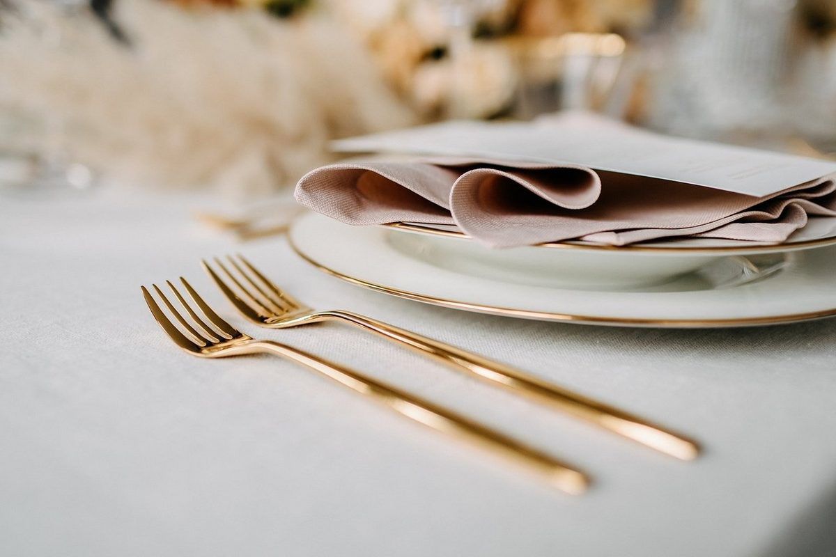 2 porcelain plates with golden rim